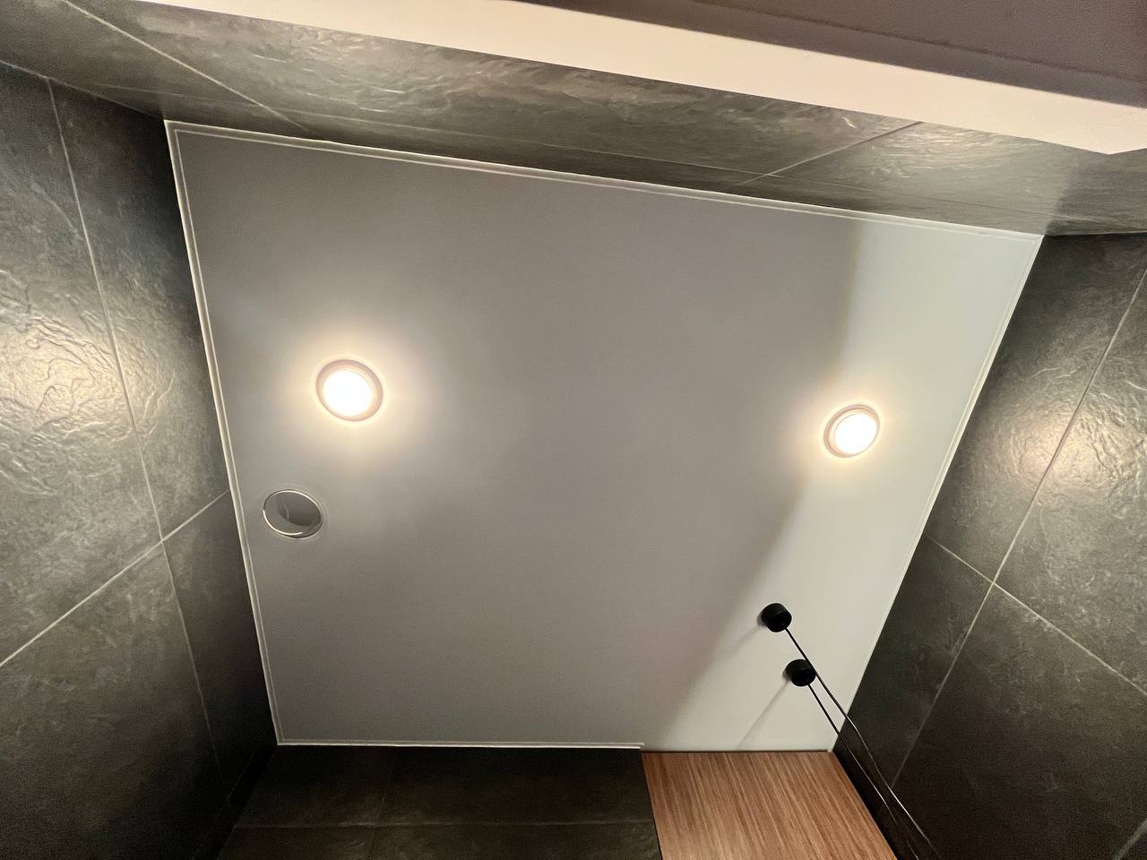 Установили матовый натяжной потолок в санузле фото