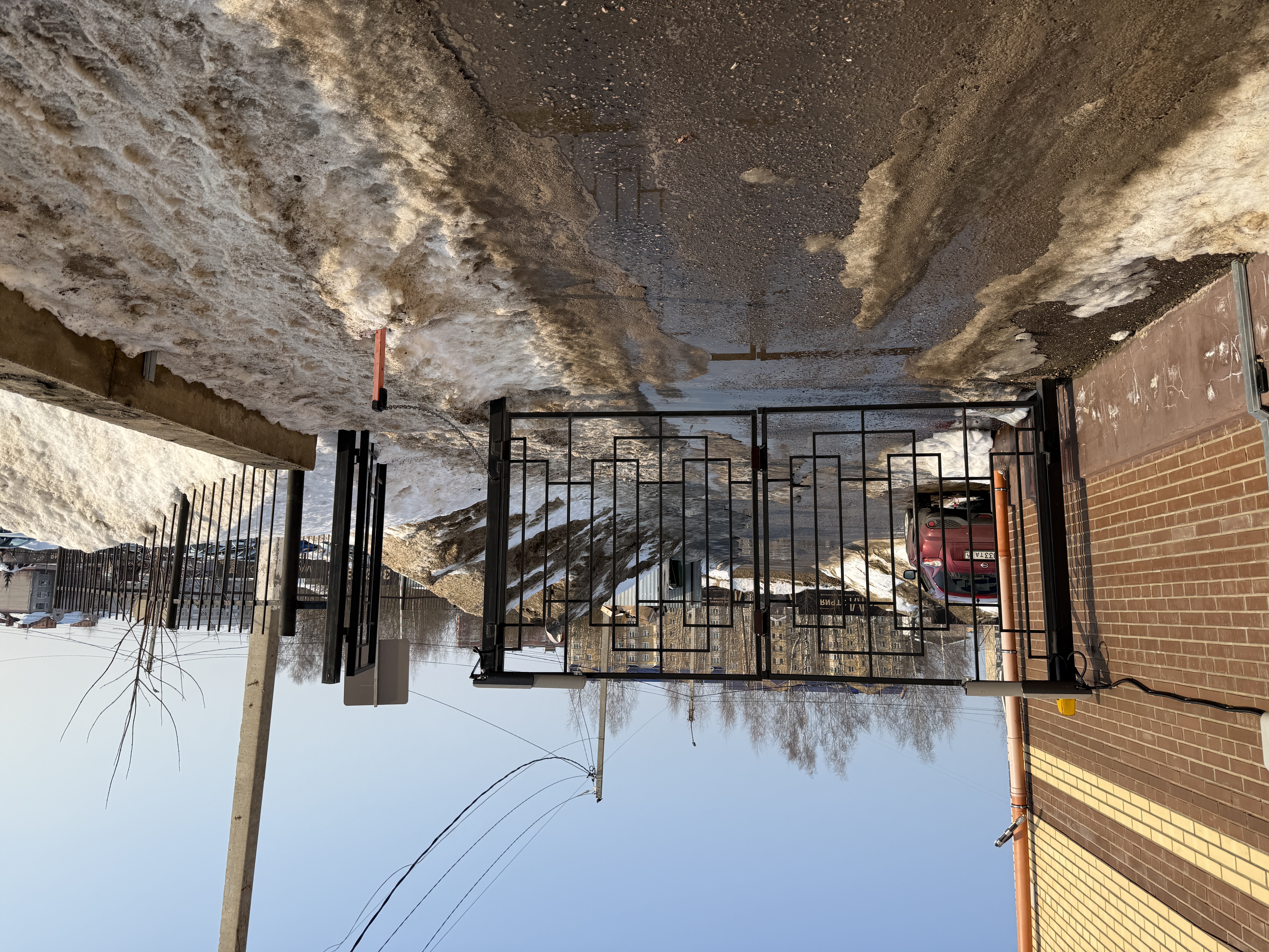 Распашные кованые ворота для коммерческой территории фото