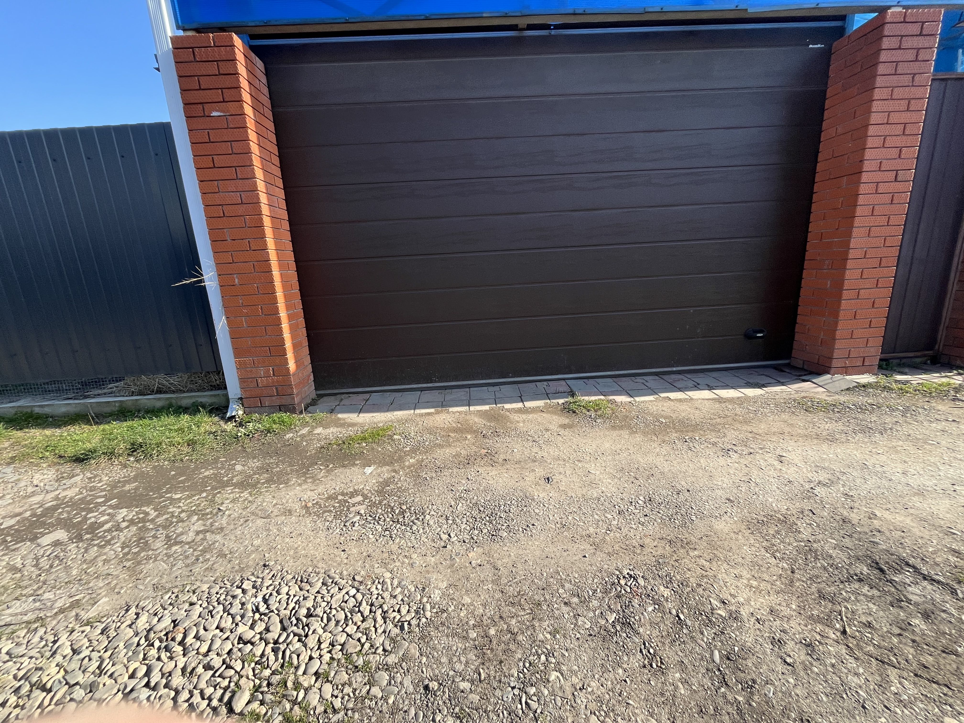 Гаражные ворота DoorHan для въездной зоны фото