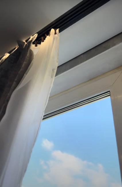 Парящий натяжной потолок на чёрном профиле фото 3