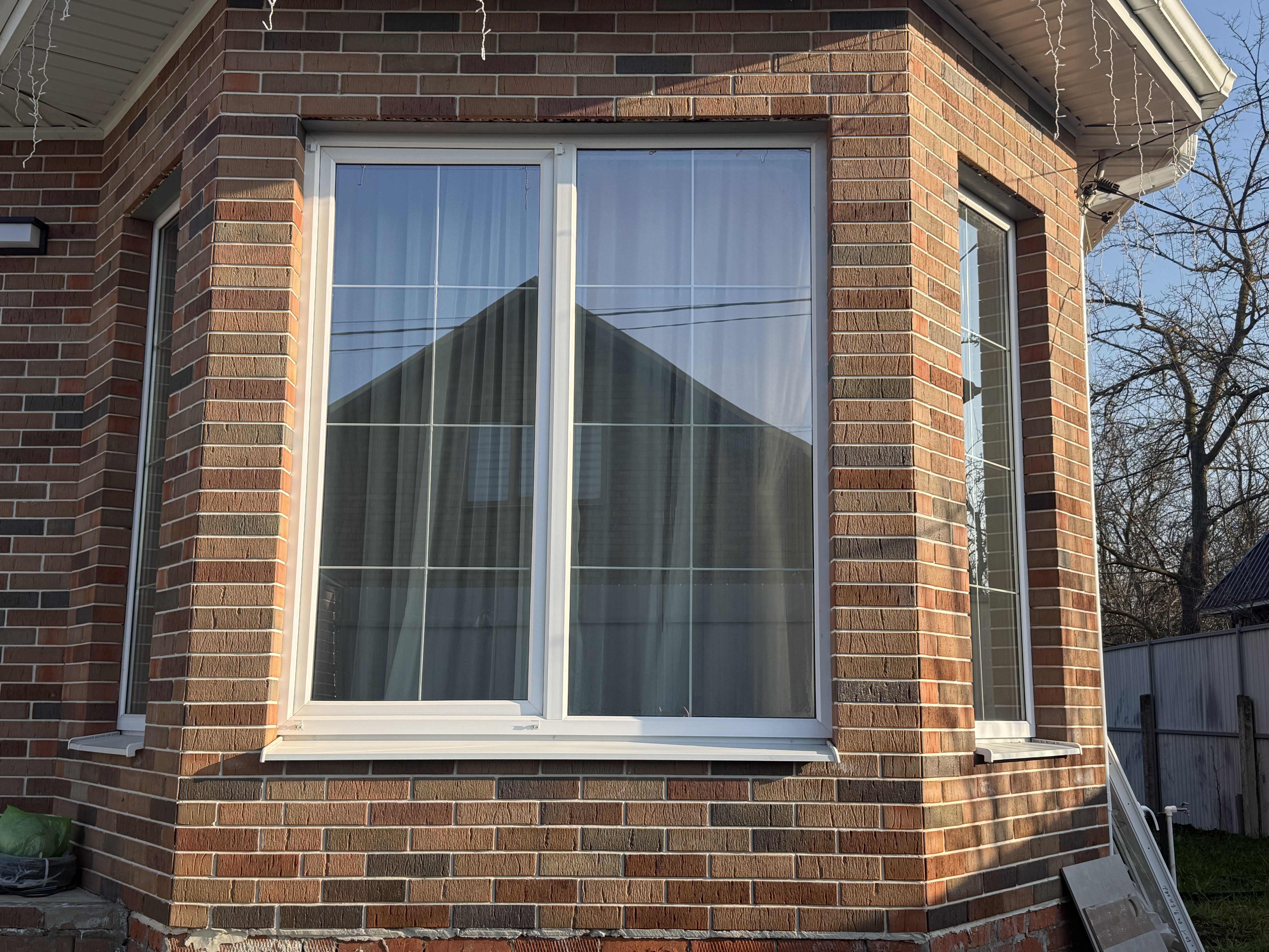 Остекление коттеджа пластиковыми окна Rehau со шпросами фото