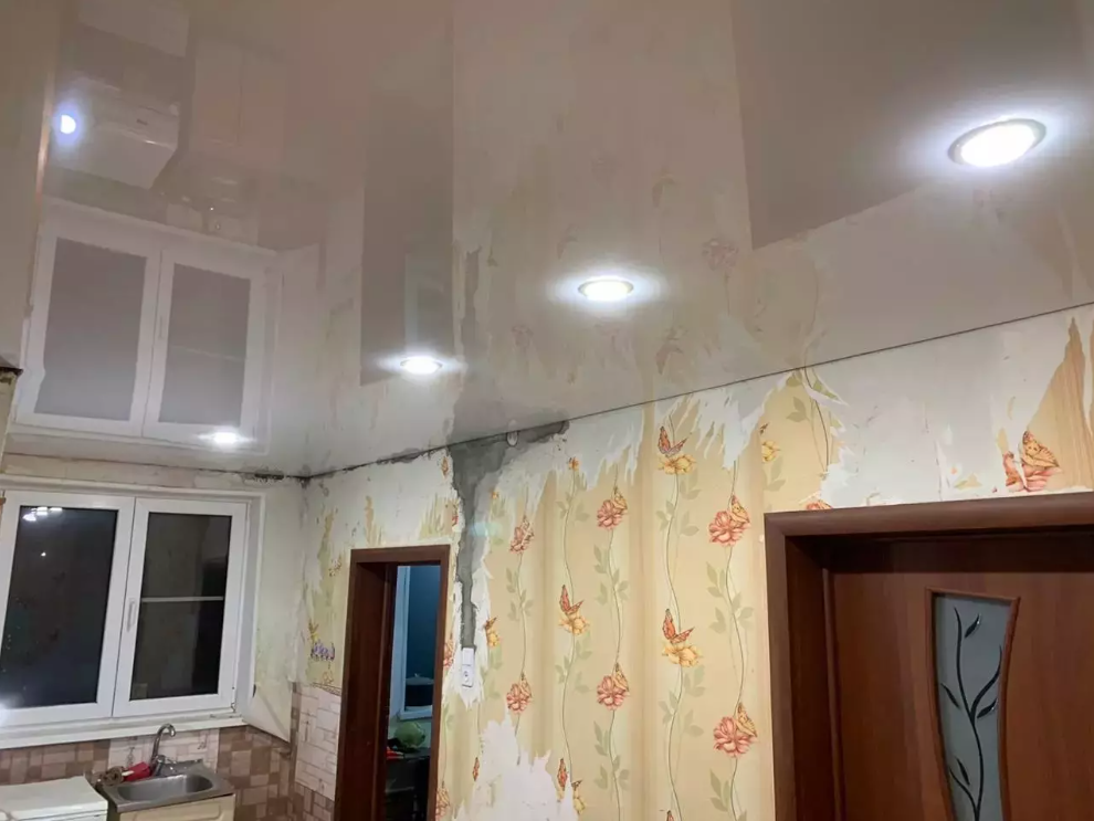 Установили глянцевый натяжной потолок в кухне – 14 м2 из профиля бренда MSD фото