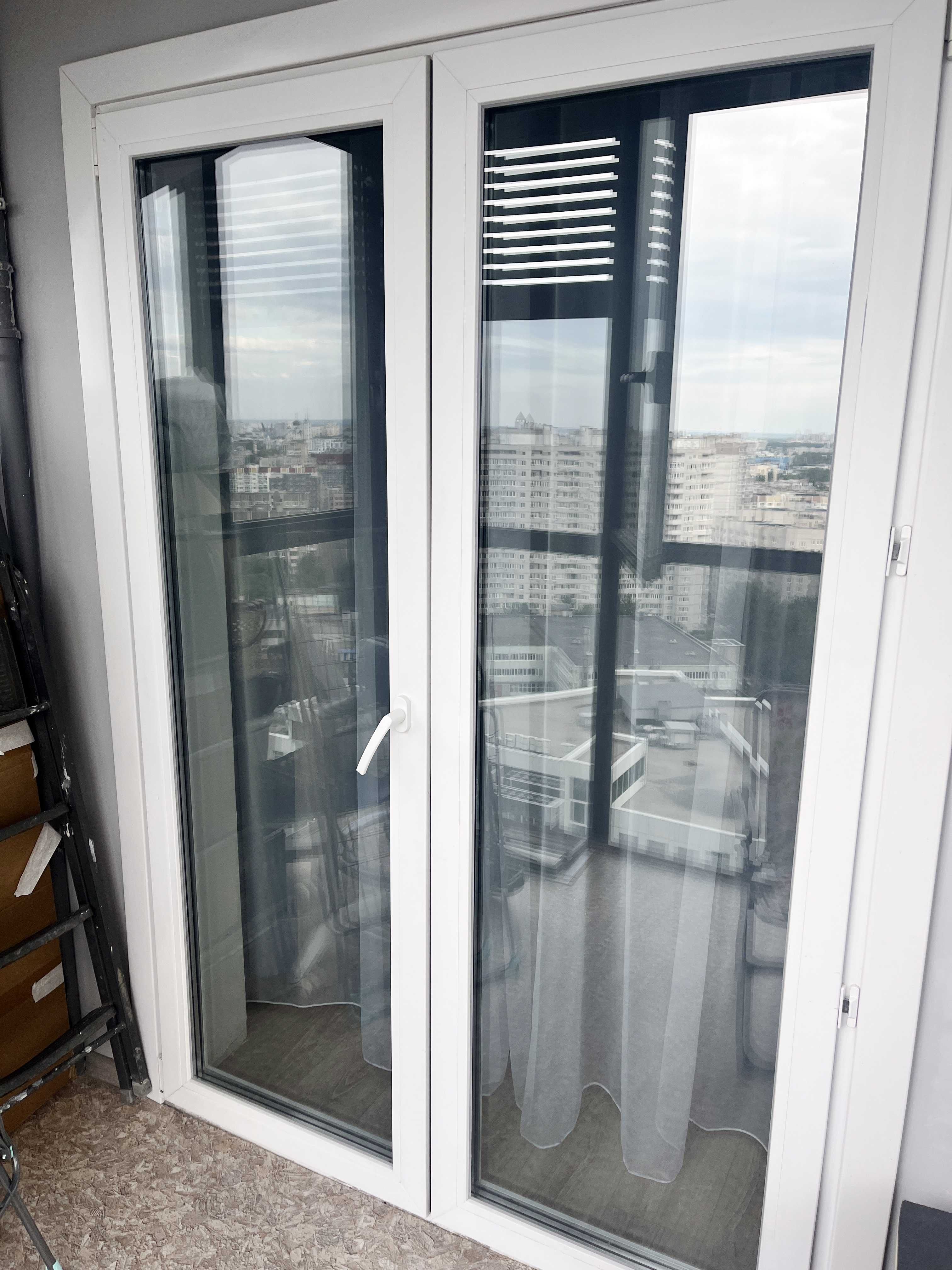 Пластиковые окна-двери высокого качества с белой структурой фото