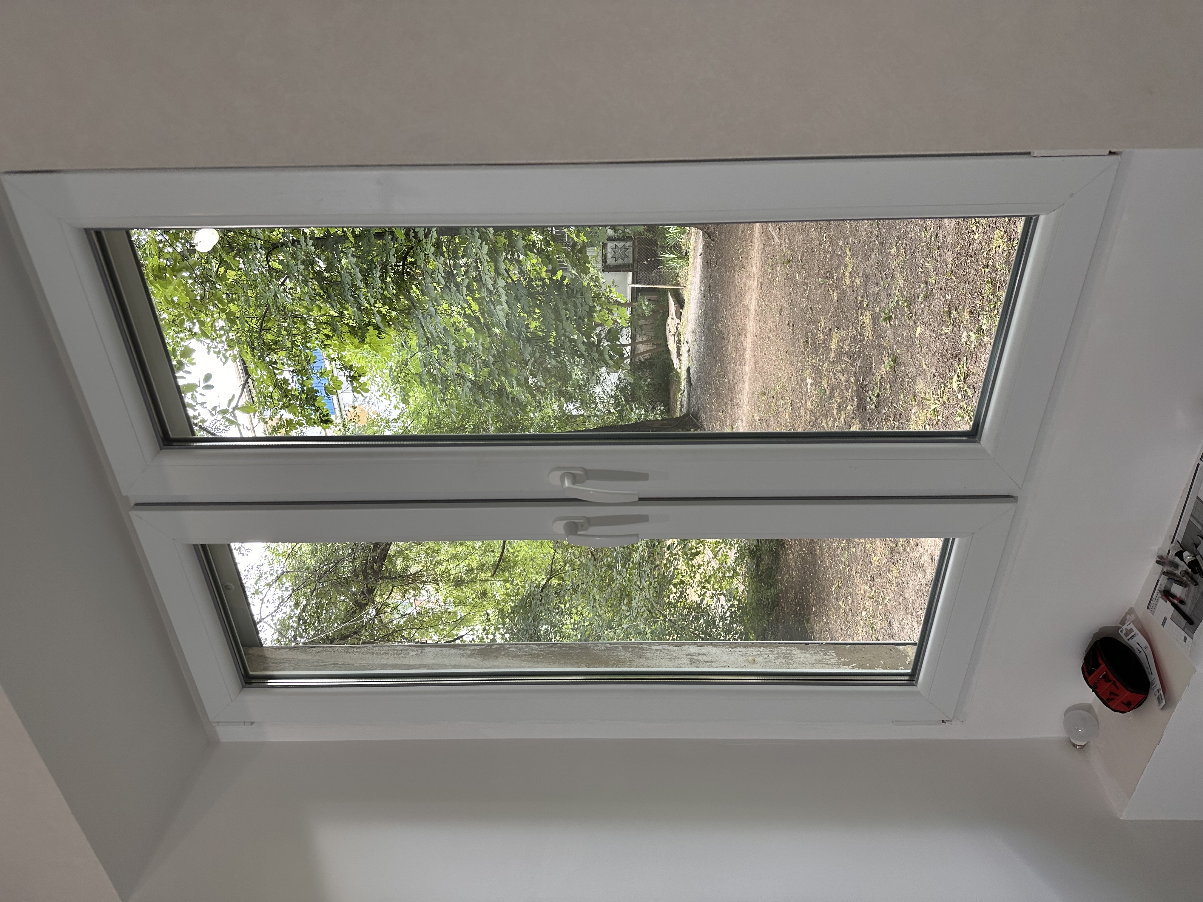 Замена старого окна на новое двухстворчатое с энергосберегающим стеклопакетом фото