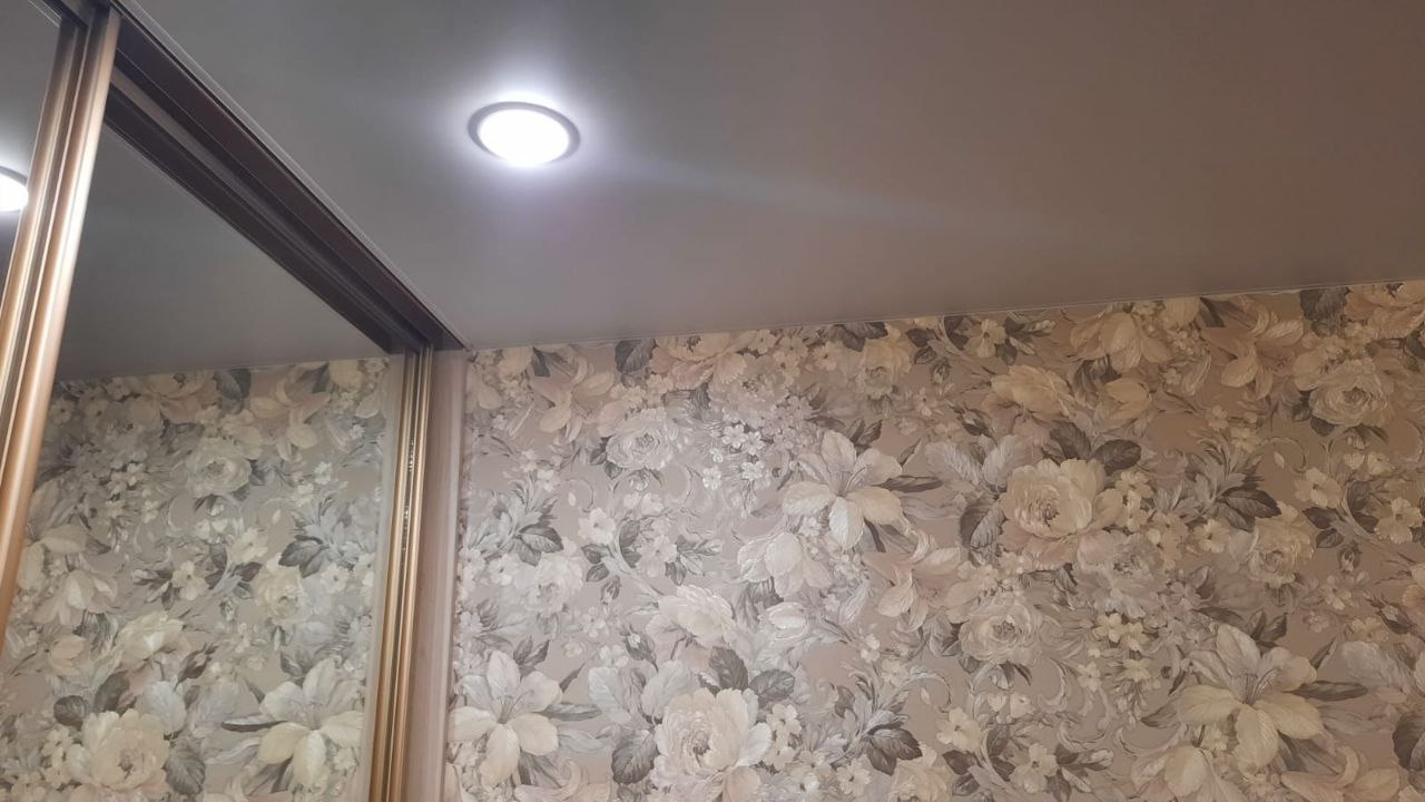 Натяжной потолок белого цвета с матовой фактурой фото