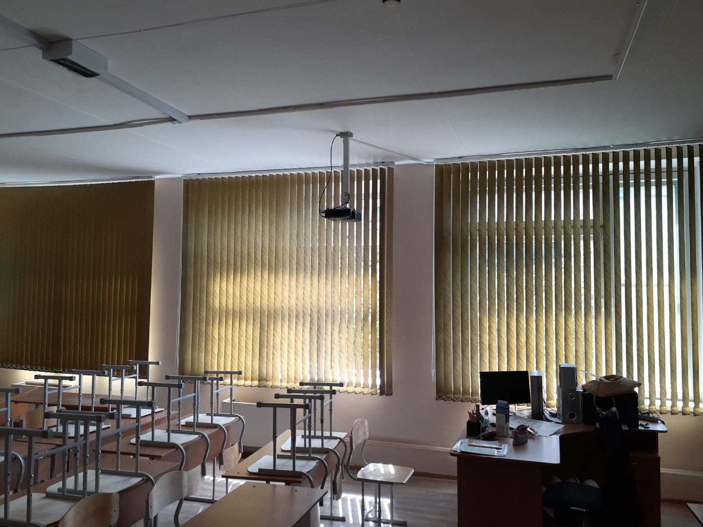 Установили вертикальные жалюзи в образовательном классе школы фото