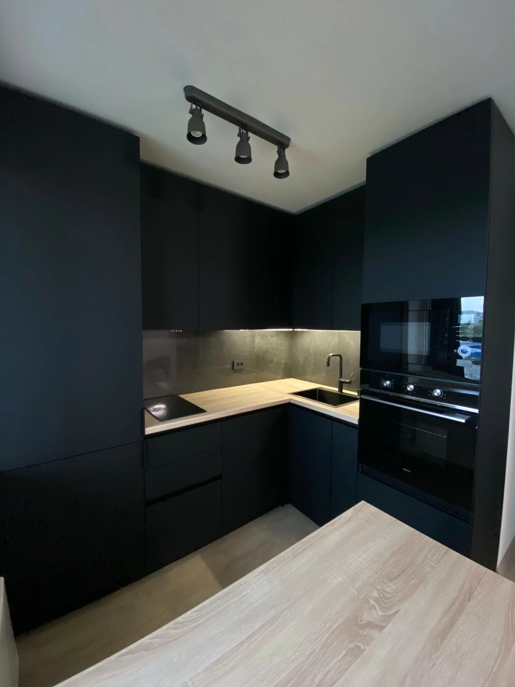 Изготовили черную матовую кухню в минималистичном дизайне фото